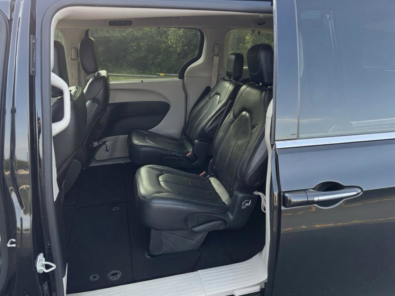 Used 2021 Chrysler Pacifica Touring-L FWD image 11