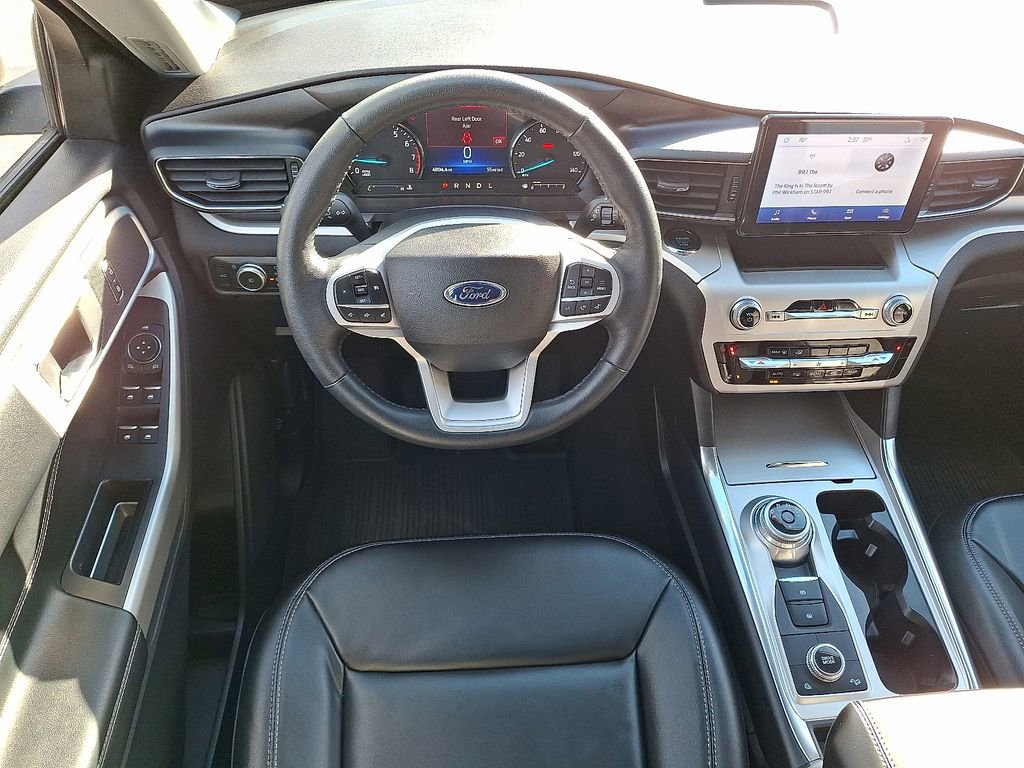 Used 2022 Ford Explorer XLT w/ Equipment Group 202A image 2