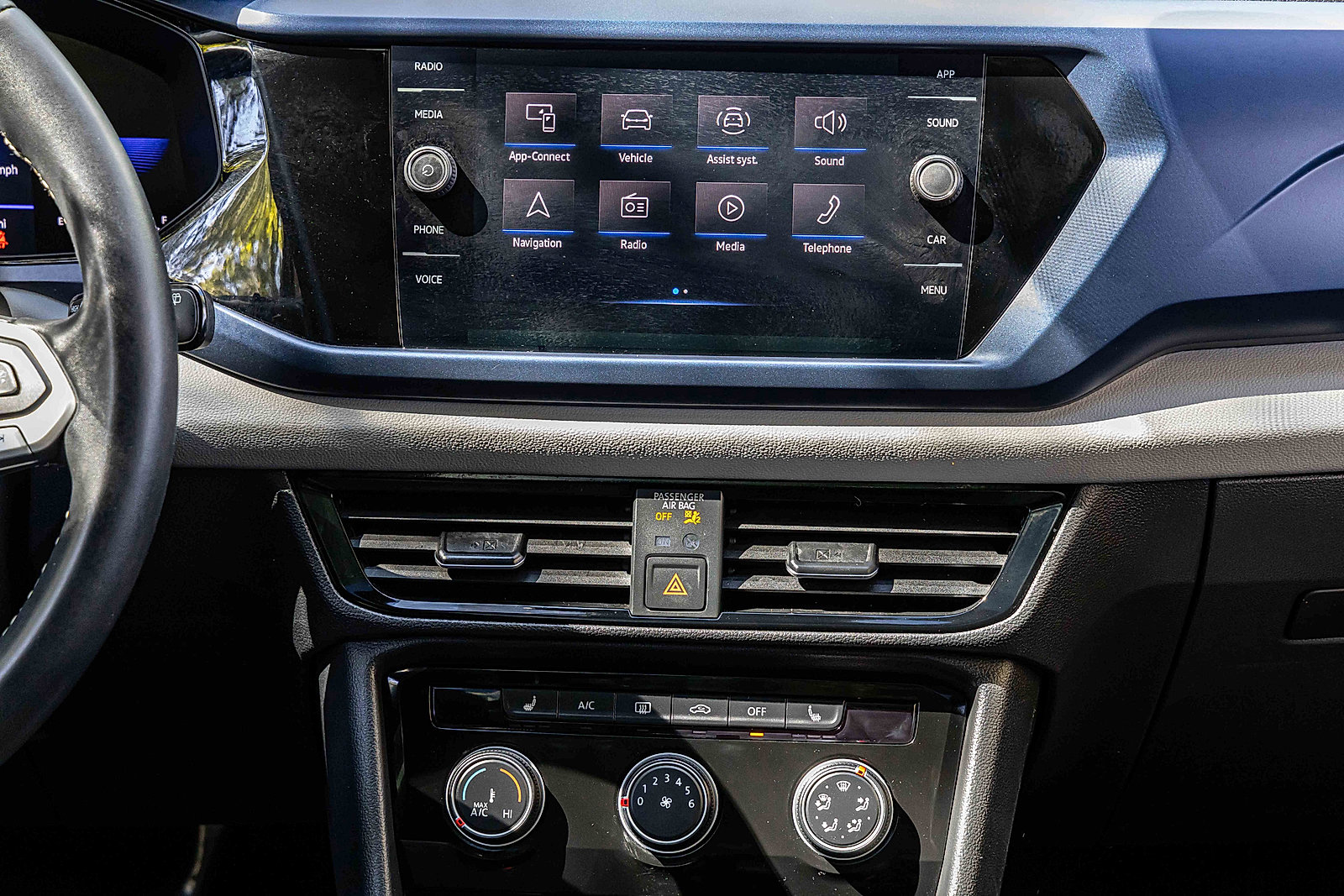 Used 2023 Volkswagen Taos SE w/ Panoramic Sunroof Package image 12