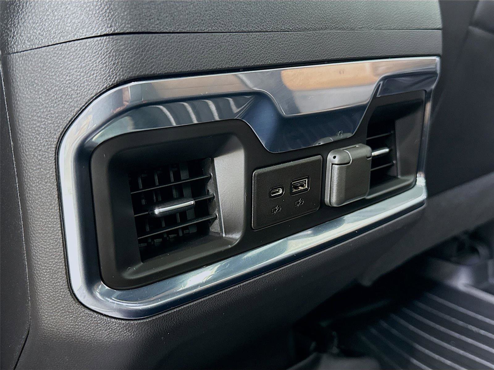 Used 2022 Chevrolet Silverado 1500 High Country w/ Technology Package image 26