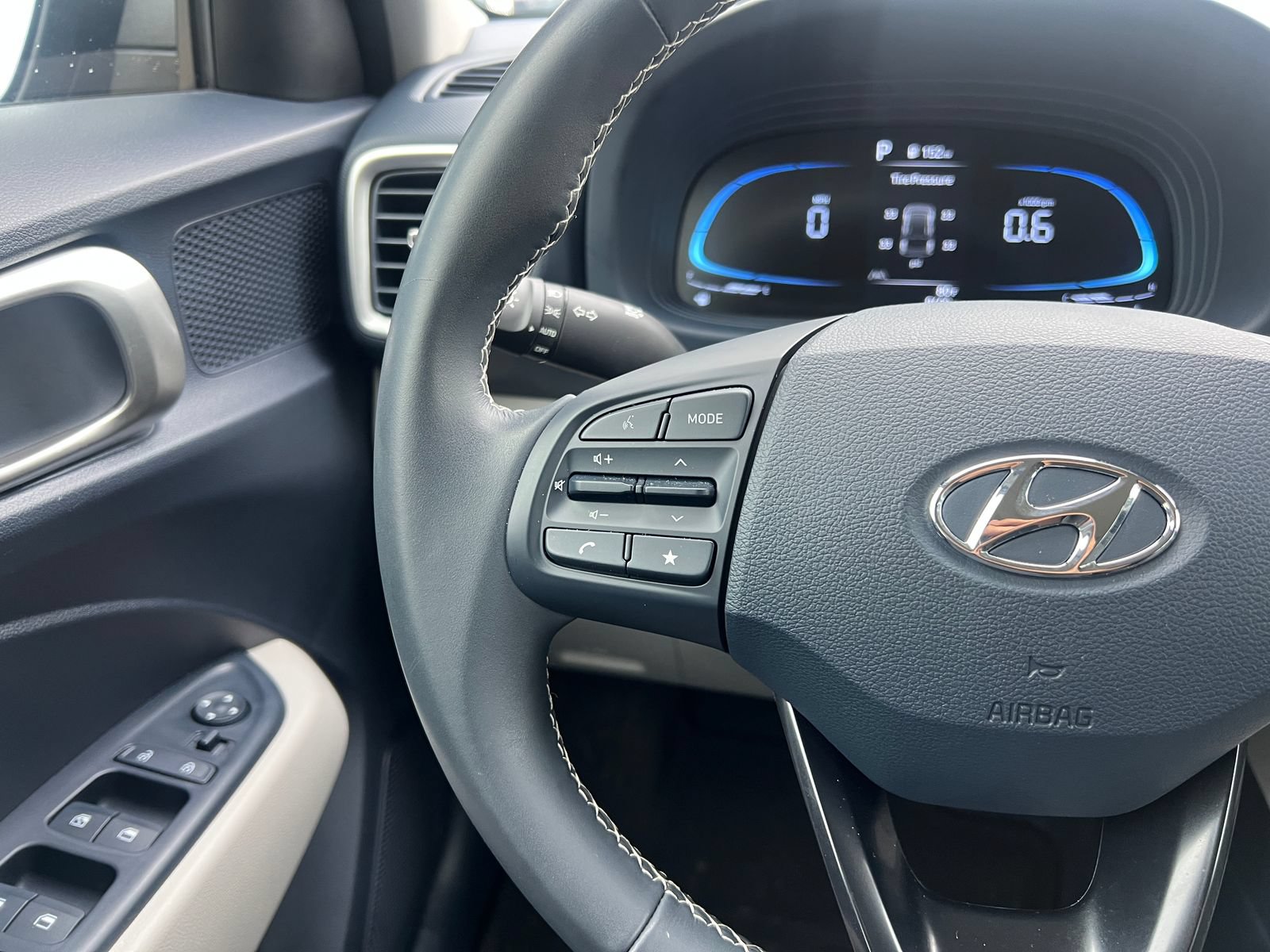 Used 2025 Hyundai Venue Limited FWD image 24