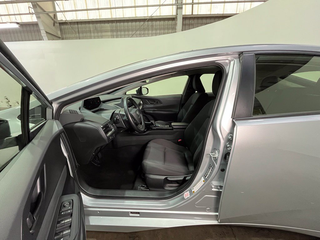 Used 2025 Toyota Prius LE FWD image 17