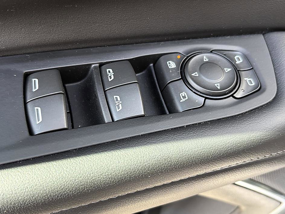 Used 2025 Chevrolet Suburban Z71 w/ Comfort Package image 19