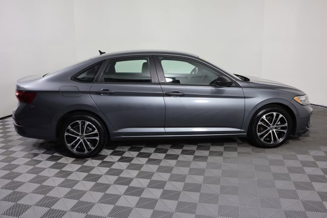 Used 2024 Volkswagen Jetta Sport image 9