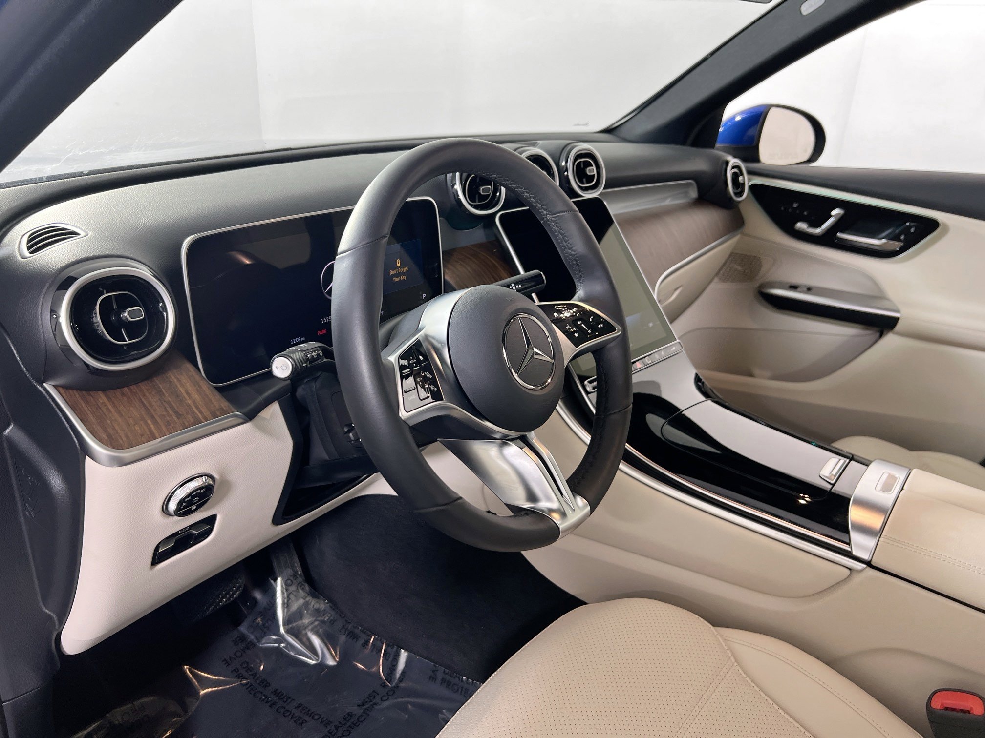 Used 2025 Mercedes-Benz GLC 300 4MATIC image 9