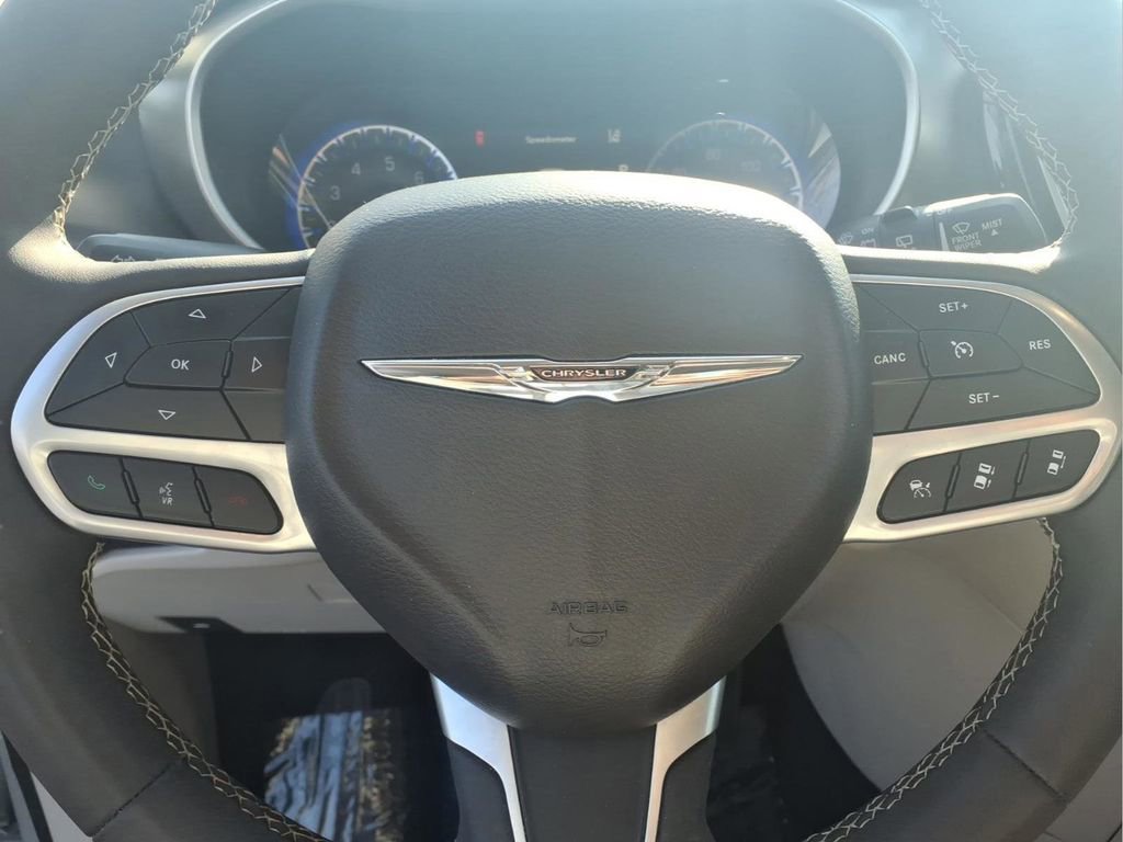 Used 2024 Chrysler Pacifica Touring-L FWD image 14