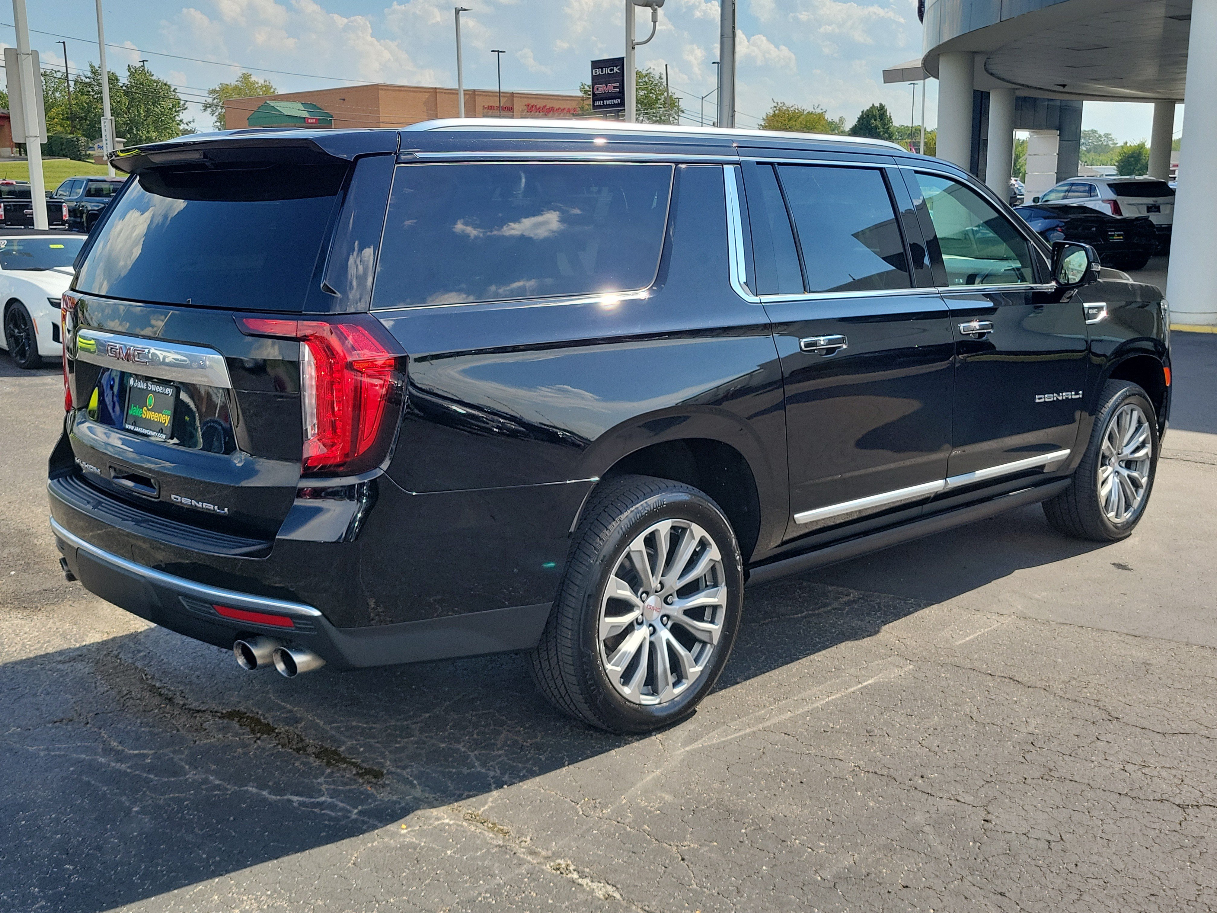 Used 2021 GMC Yukon XL Denali w/ Denali Ultimate Package AWD/4WD image 4