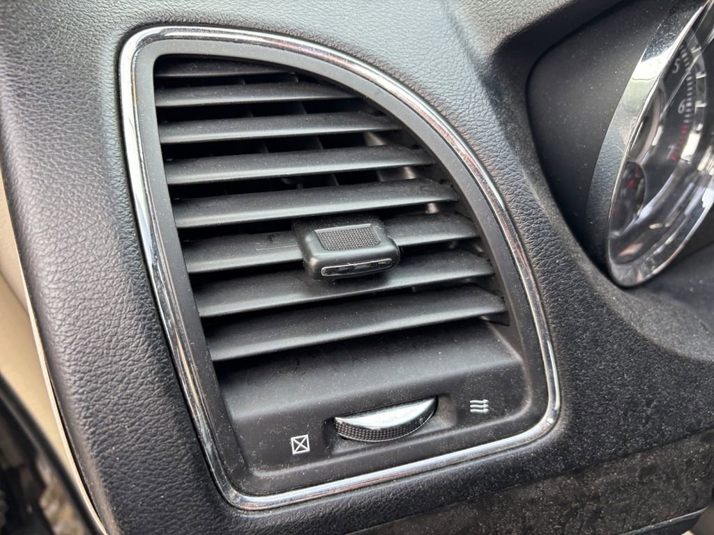 Used 2011 Chrysler Town & Country Touring-L w/ Entertainment Group #2 FWD image 16
