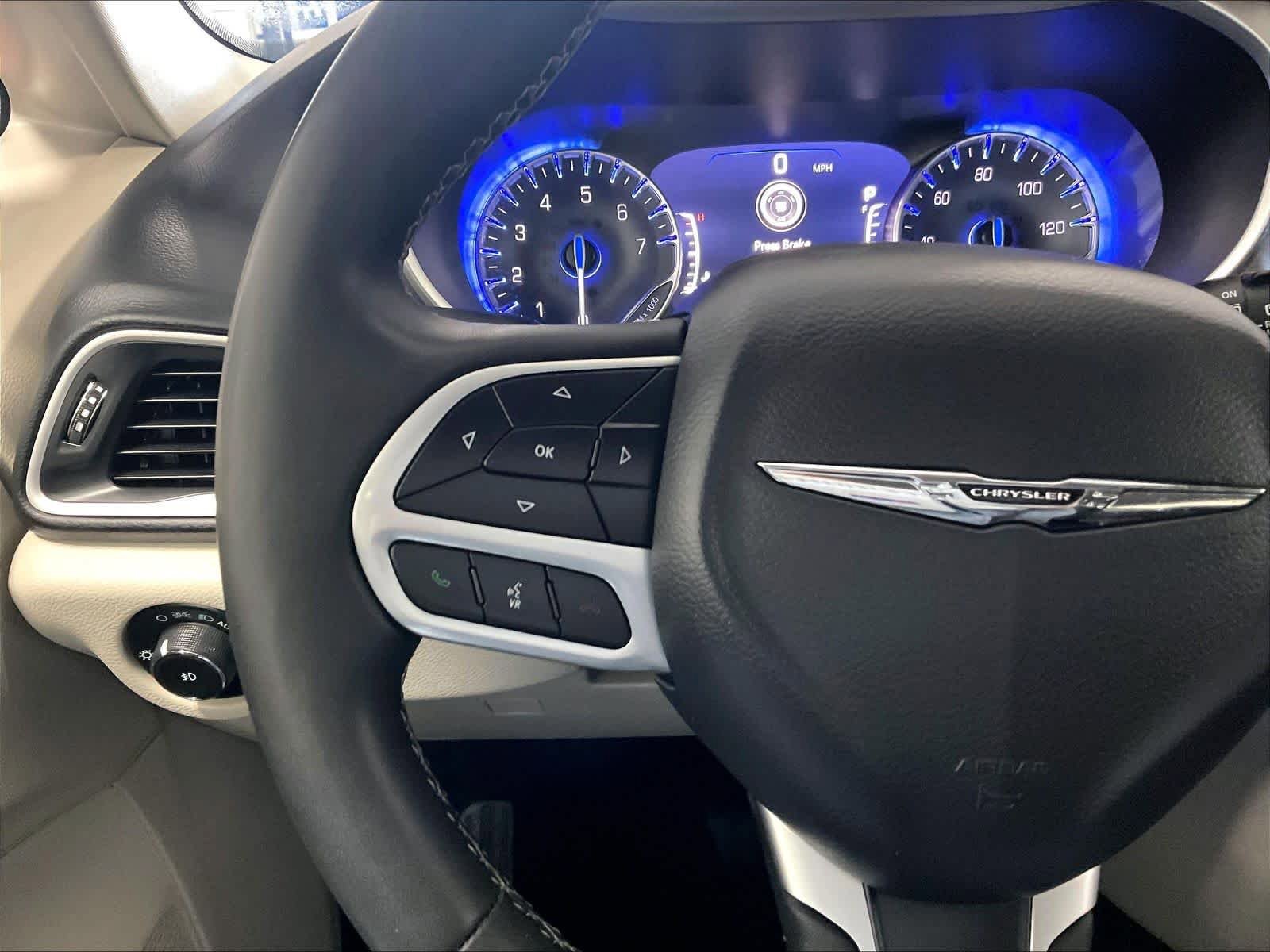 Used 2023 Chrysler Pacifica Touring-L FWD image 23
