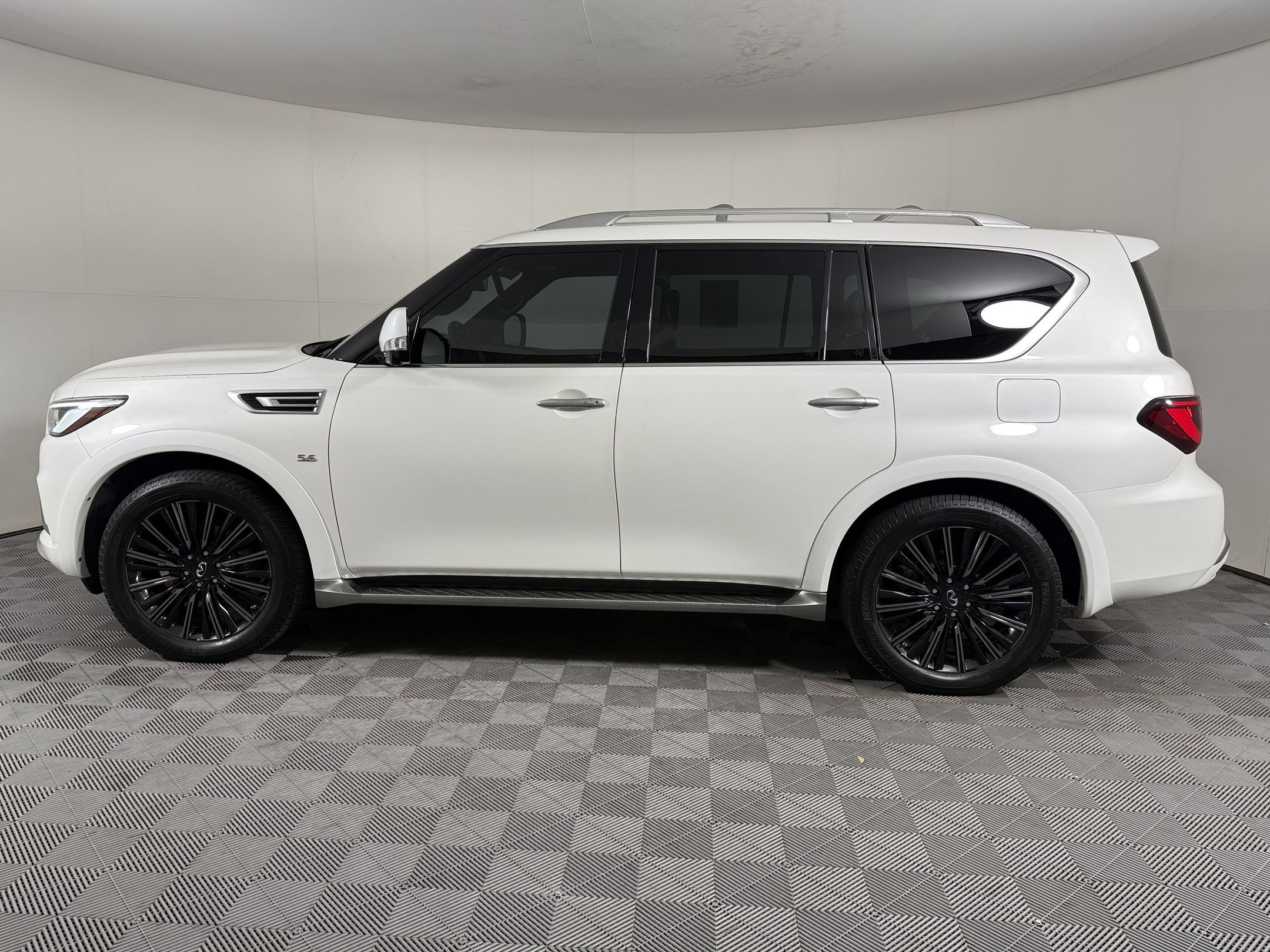 Used 2020 INFINITI QX80 Limited w/ All-Season Package AWD/4WD image 2