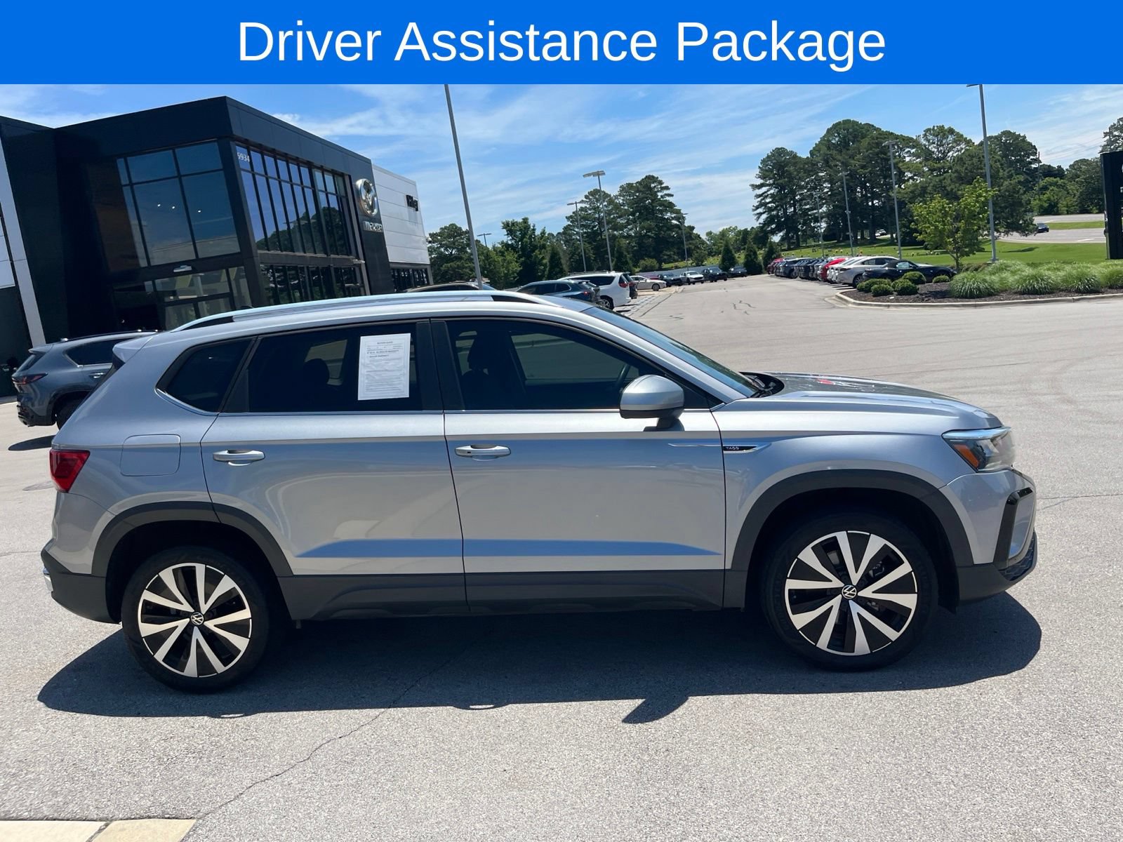 Used 2022 Volkswagen Taos SE w/ Driver Assistance Package FWD image 4