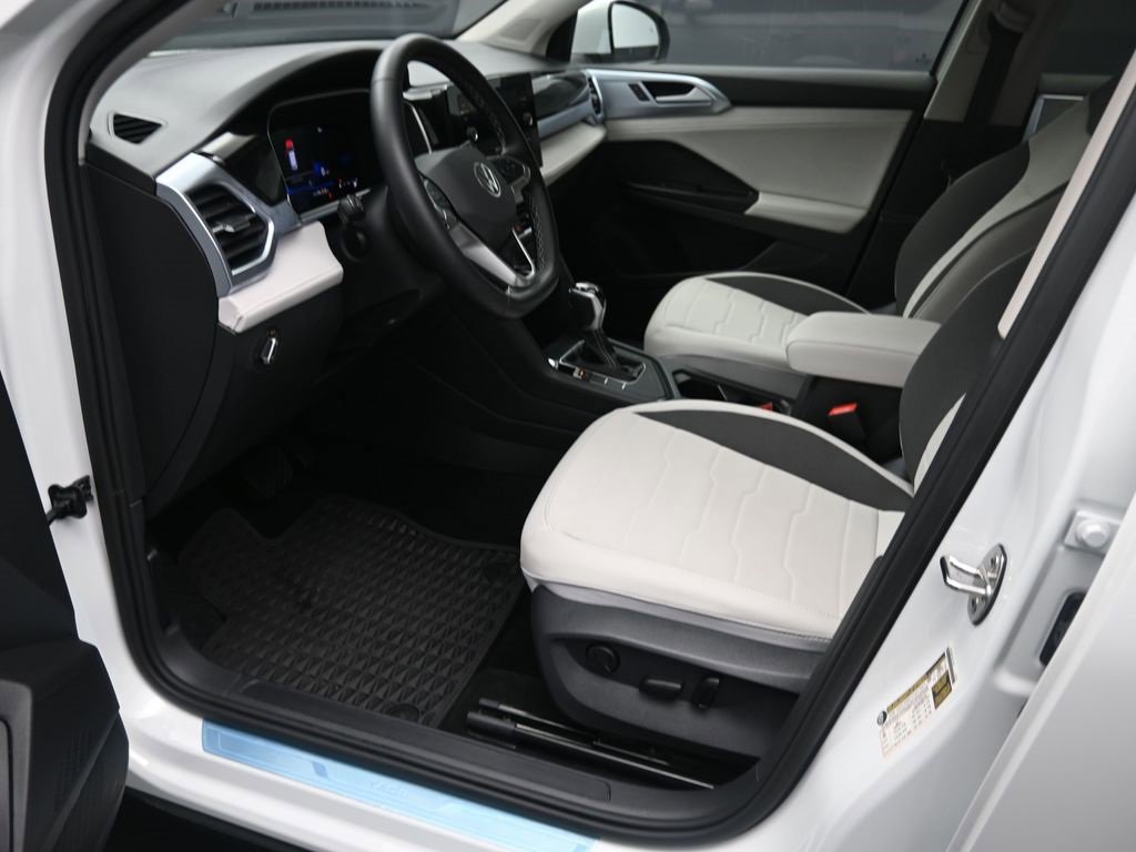 Used 2025 Volkswagen Taos SE image 18