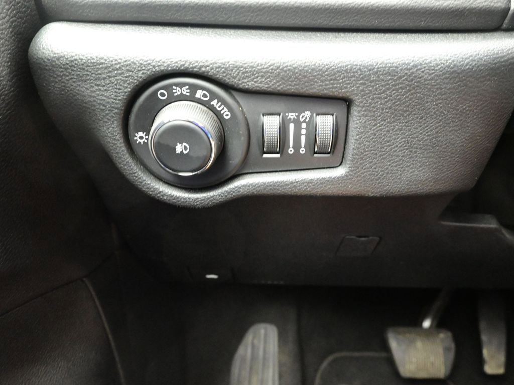 Used 2025 Chrysler Pacifica Select image 18