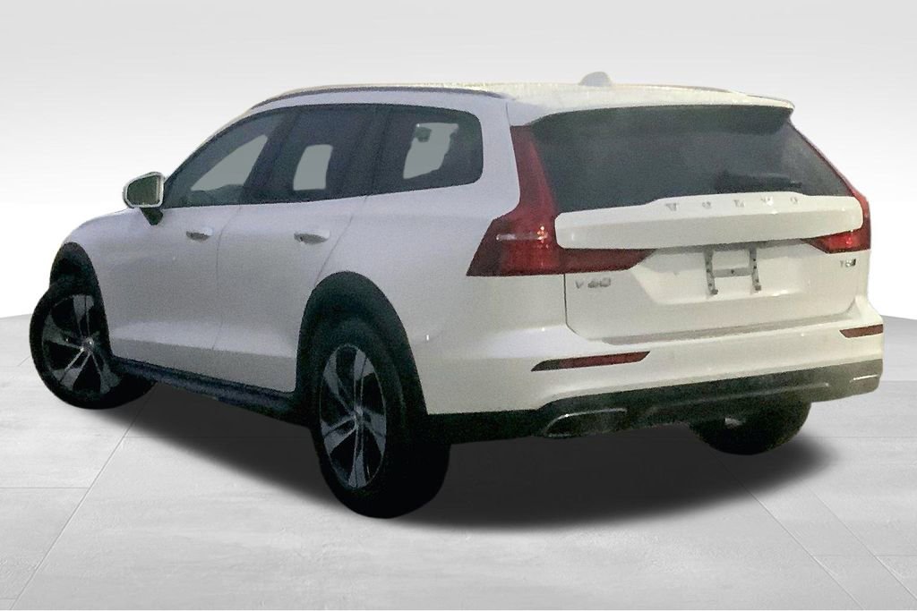 Used 2022 Volvo V60 T5 Cross Country image 12