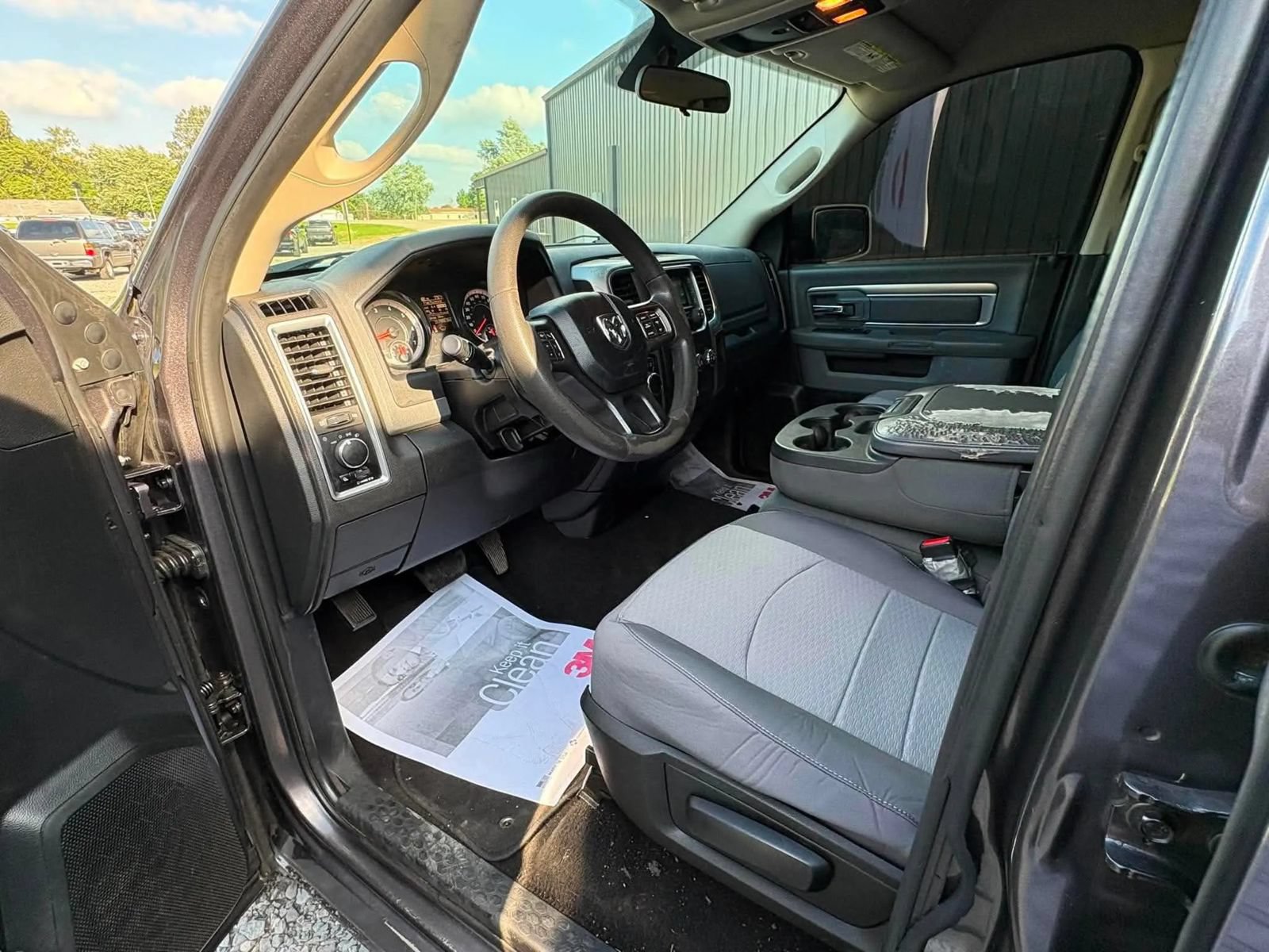 Used 2018 RAM 1500 Classic SLT AWD/4WD image 3