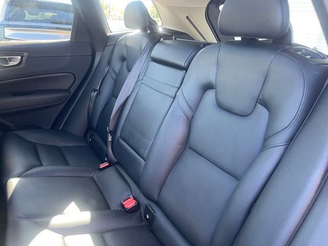 Used 2018 Volvo XC60 T5 Momentum w/ Vision Package AWD/4WD image 12