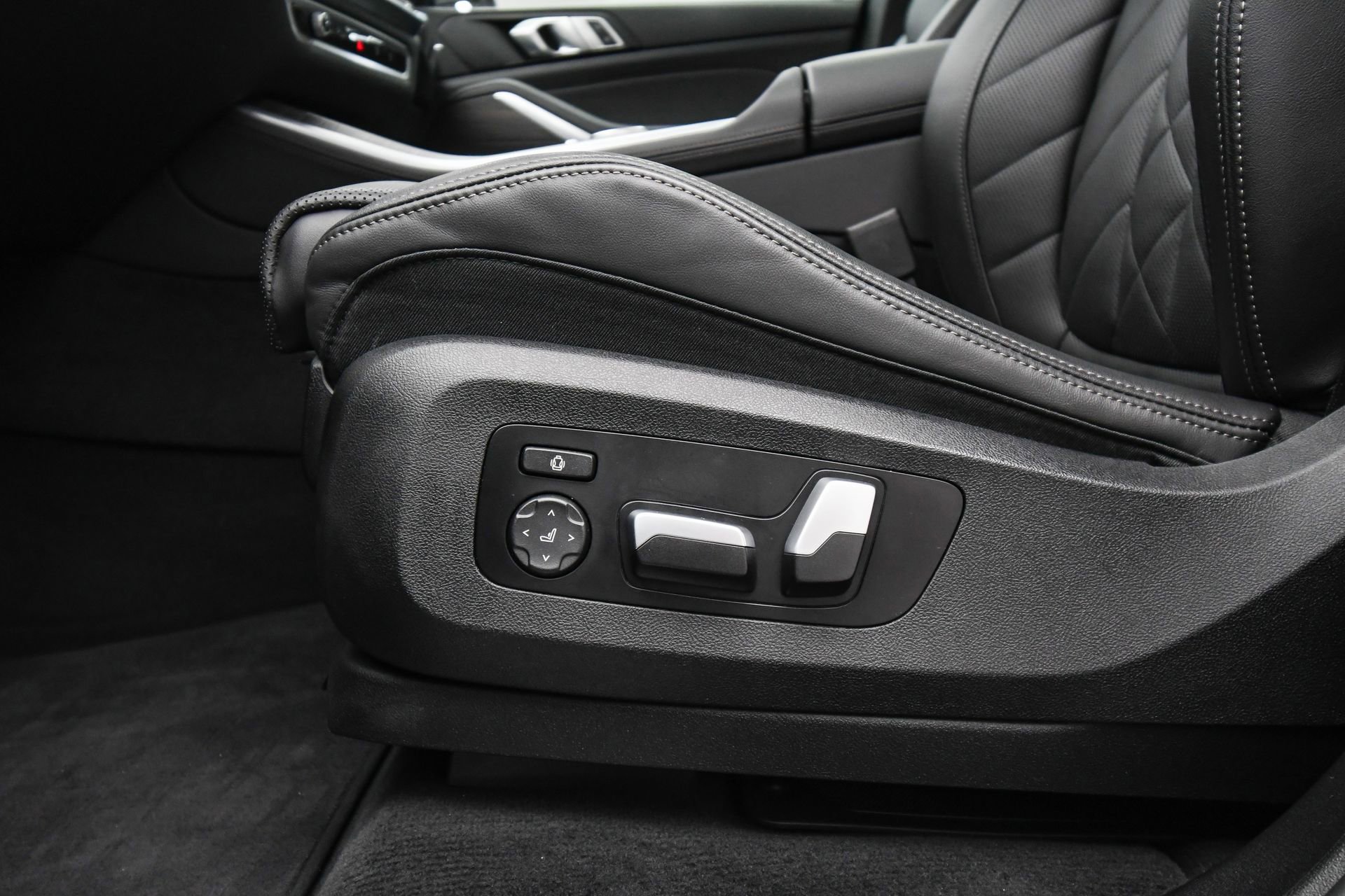 Used 2024 BMW X5 xDrive40i w/ Parking Assistance Package image 43