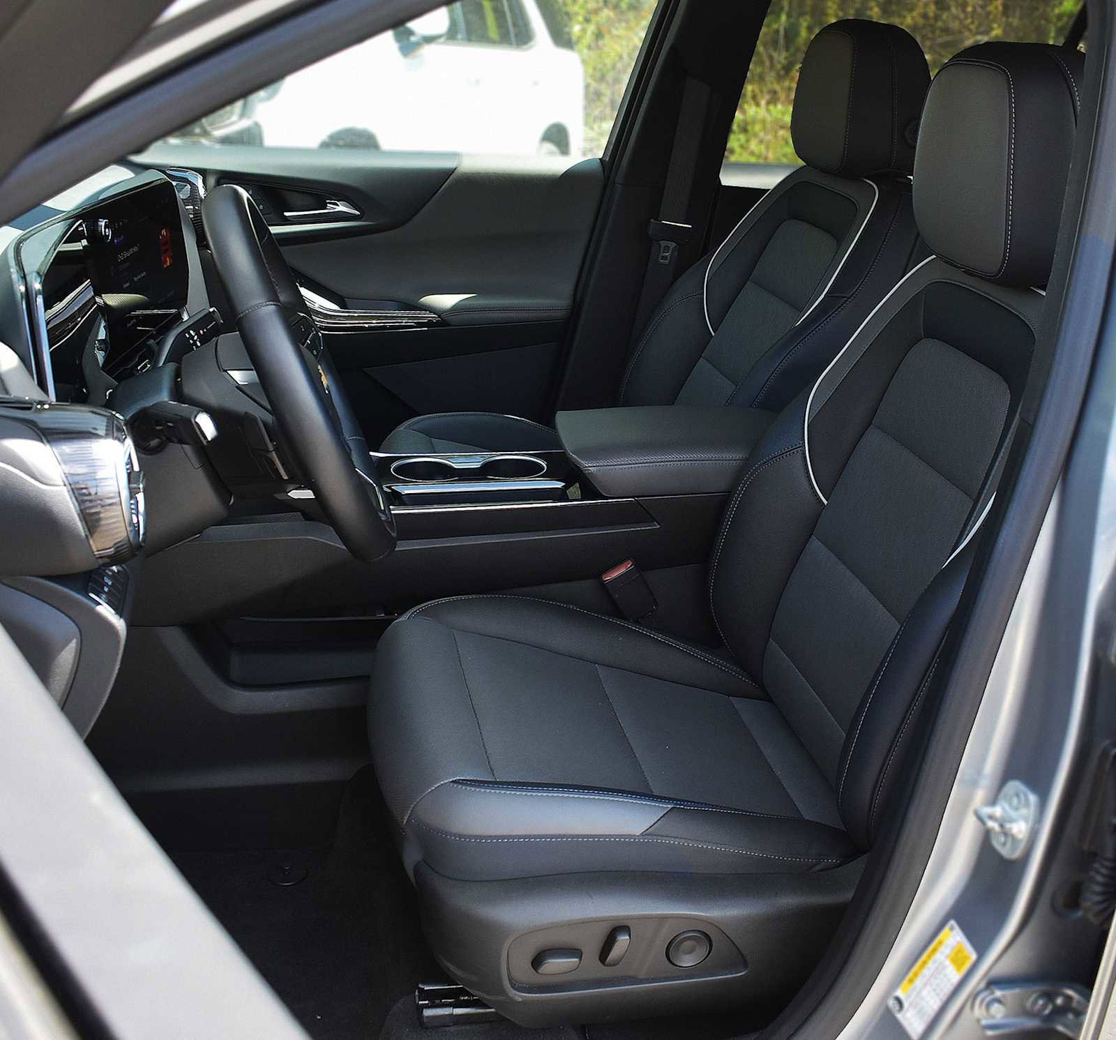 Used 2025 Chevrolet Equinox LT w/ Convenience Package II AWD/4WD image 9