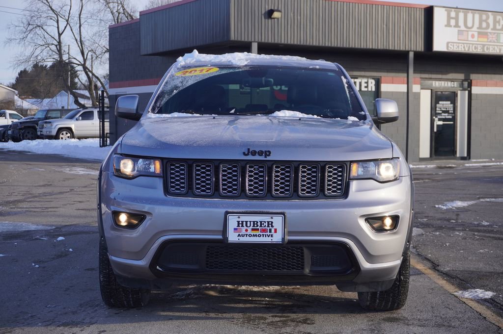 Used 2017 Jeep Grand Cherokee Altitude image 2