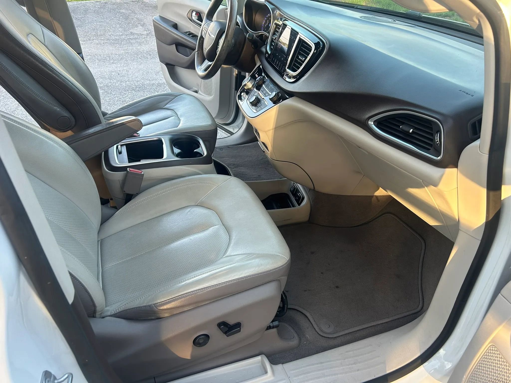 Used 2018 Chrysler Pacifica Touring-L Plus w/ Tire & Wheel Group FWD image 15