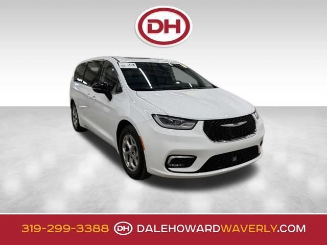 Used 2024 Chrysler Pacifica Limited w/ Uconnect Theater Family Group