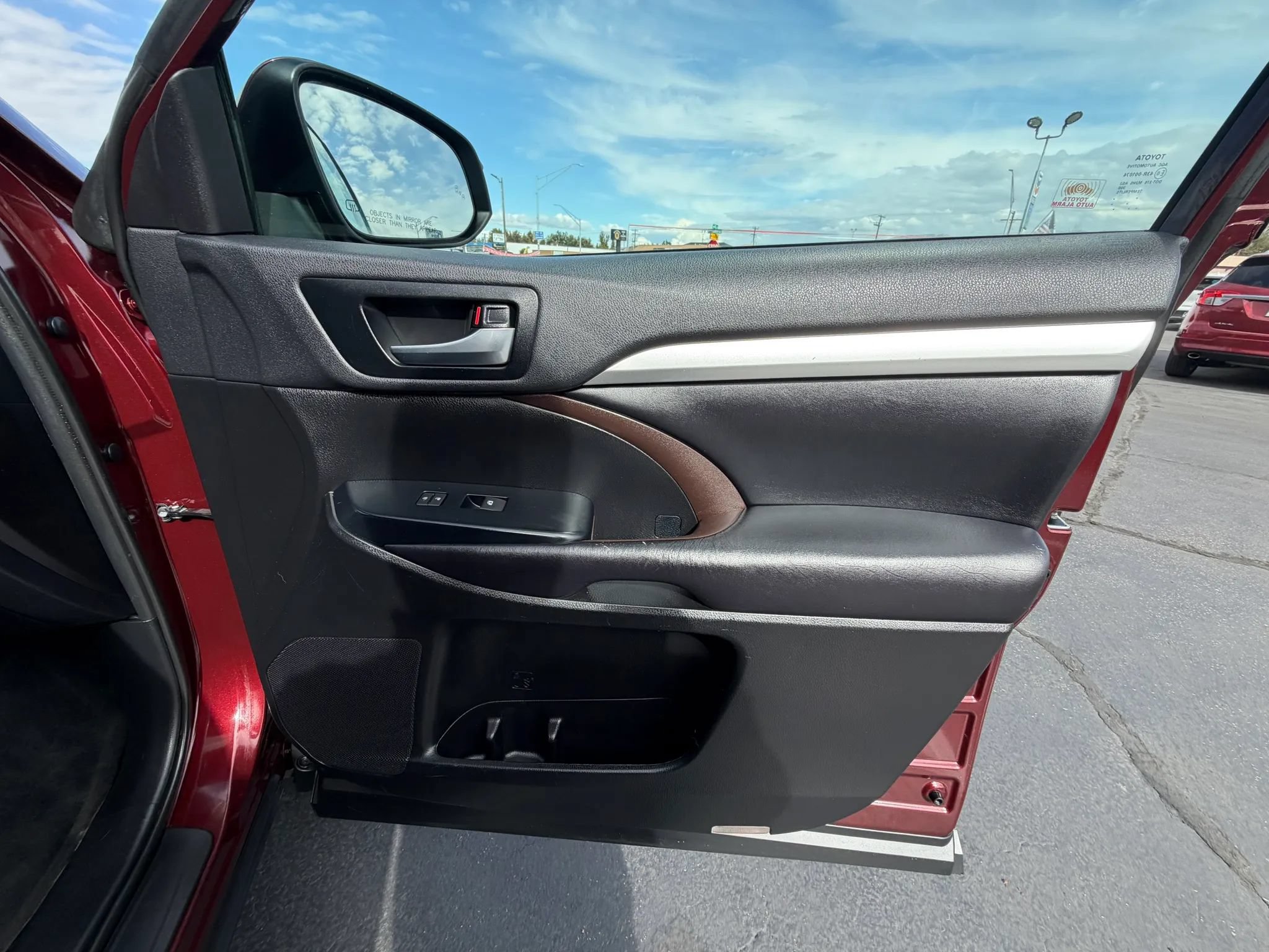 Used 2019 Toyota Highlander XLE FWD image 15