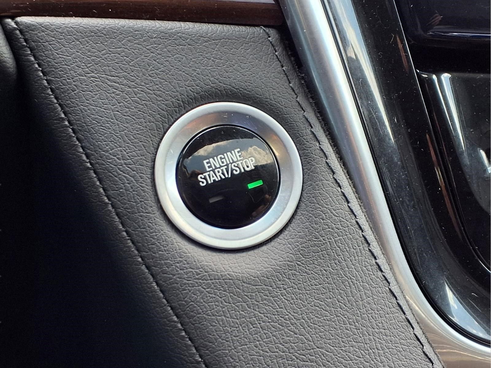Used 2020 Cadillac Escalade Premium Luxury w/ Escalade Sport Edition AWD/4WD image 23