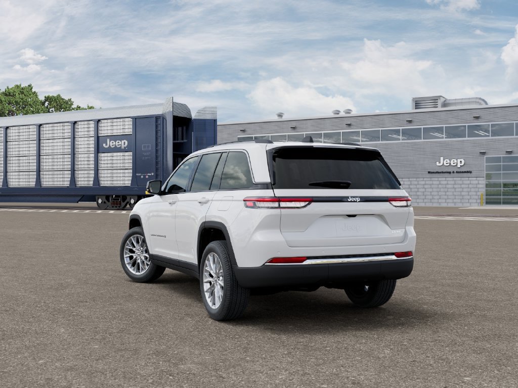 New 2027 Jeep Grand Cherokee Limited RWD image 3