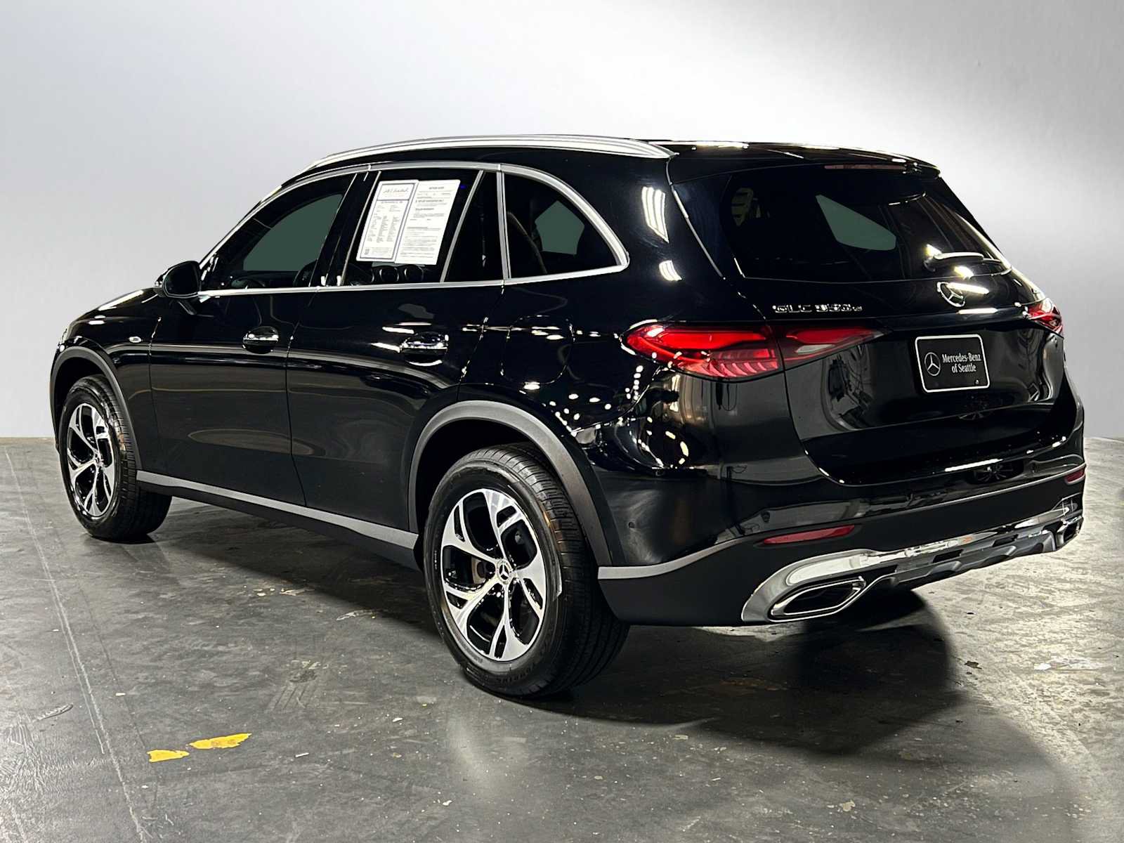 Used 2025 Mercedes-Benz GLC 350e 4MATIC image 5