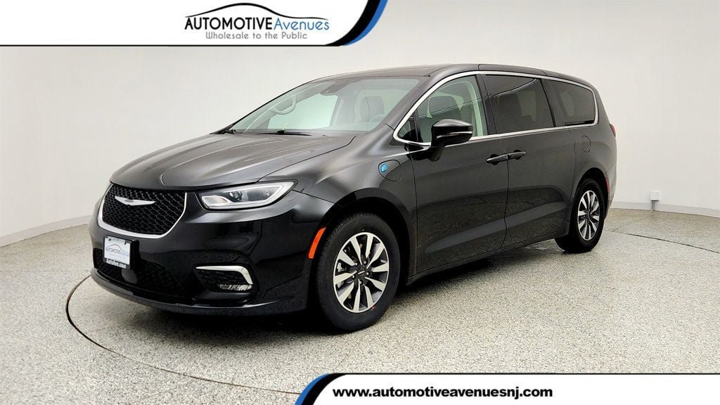 Used 2022 Chrysler Pacifica Touring-L FWD image 1