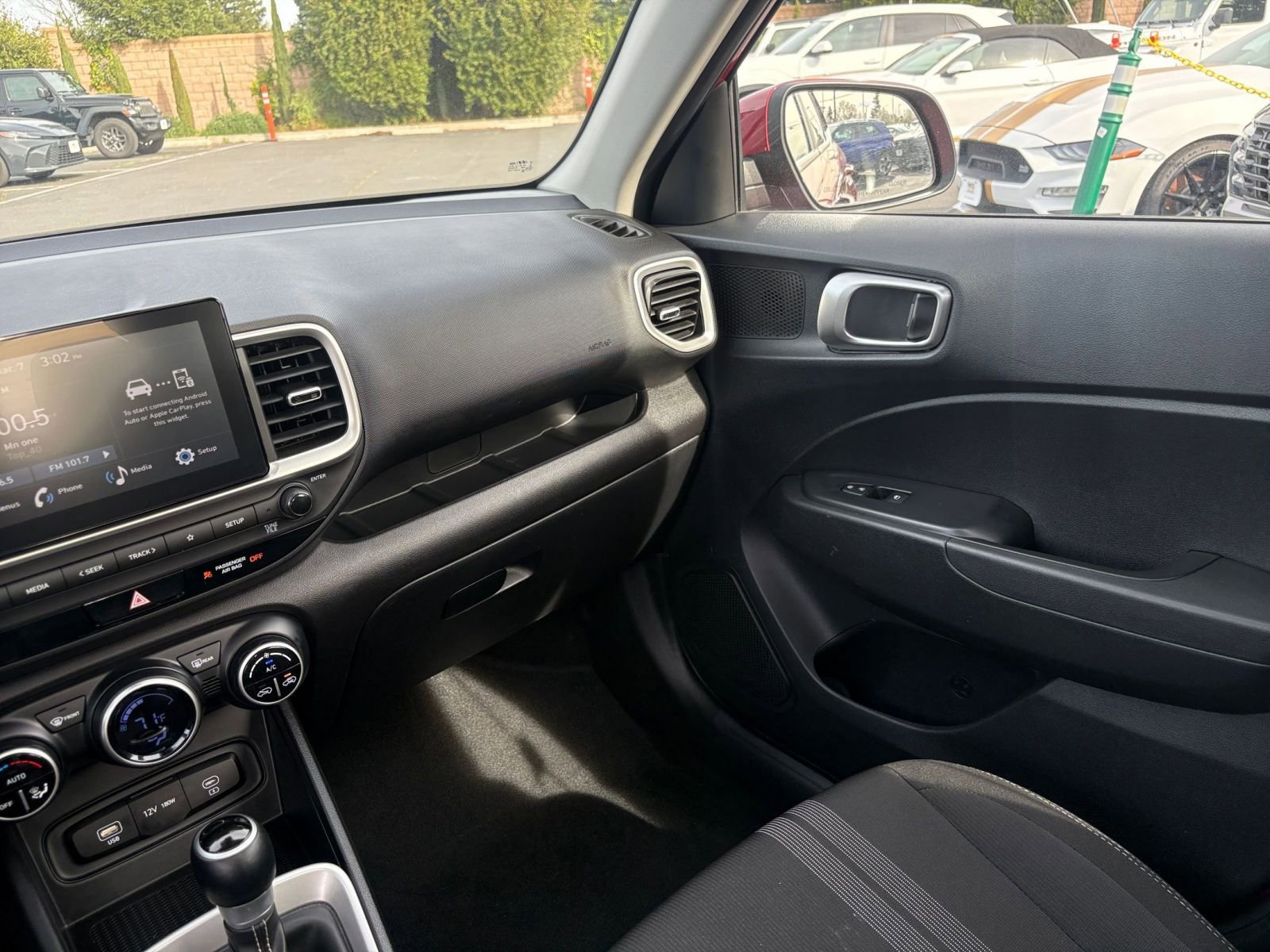 Used 2025 Hyundai Venue SEL image 35