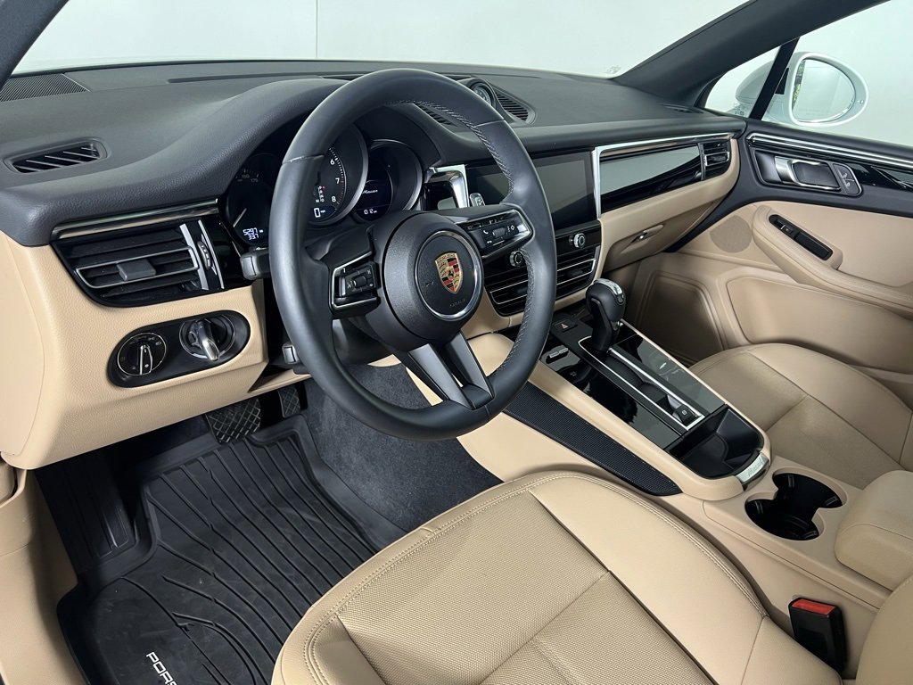 Certified 2025 Porsche Macan image 4
