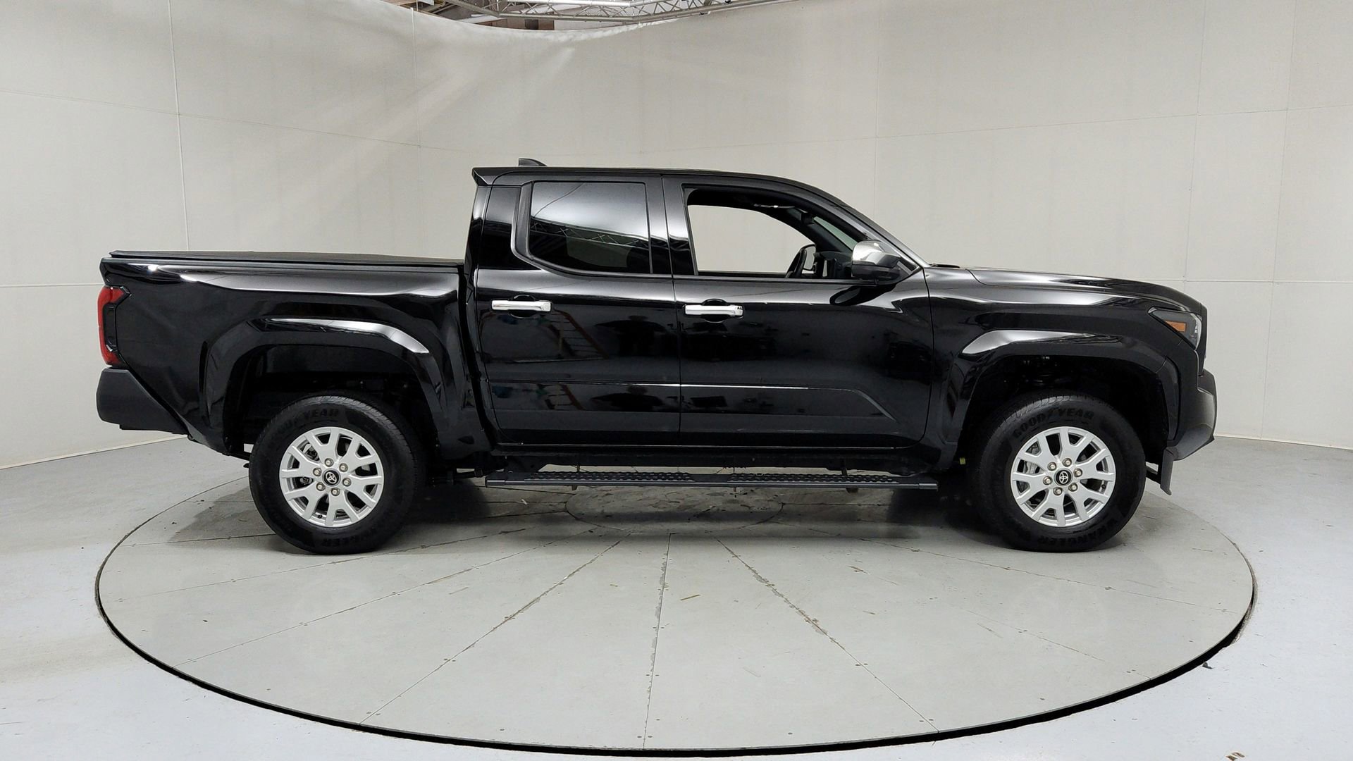 Used 2025 Toyota Tacoma SR AWD/4WD image 6
