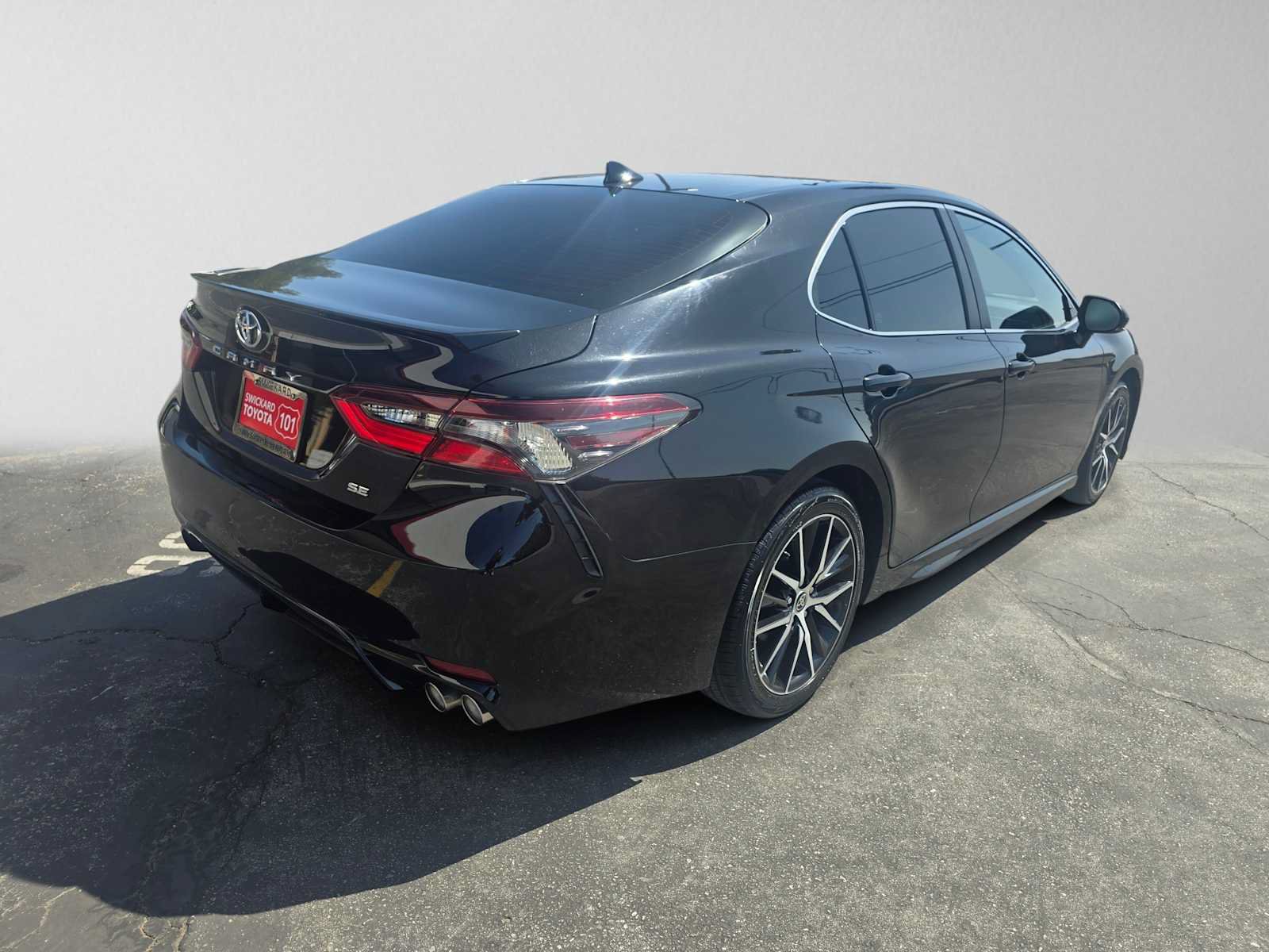 Used 2023 Toyota Camry SE FWD image 3