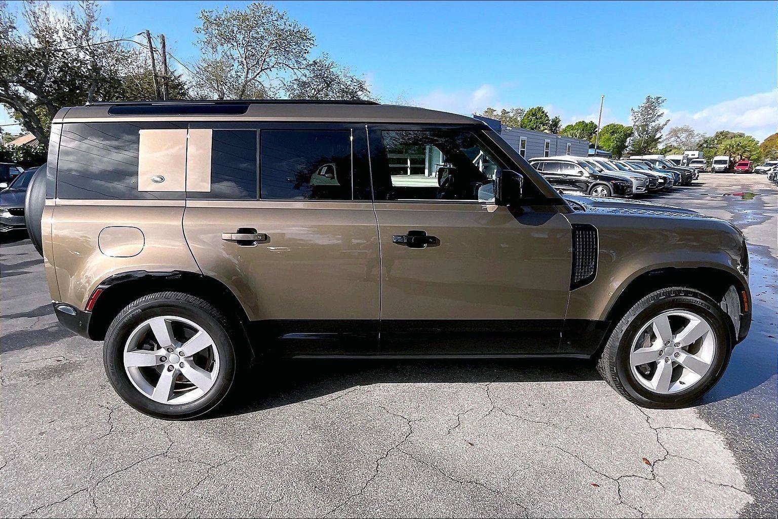 Used 2022 Land Rover Defender 110 X-Dynamic HSE AWD/4WD image 31