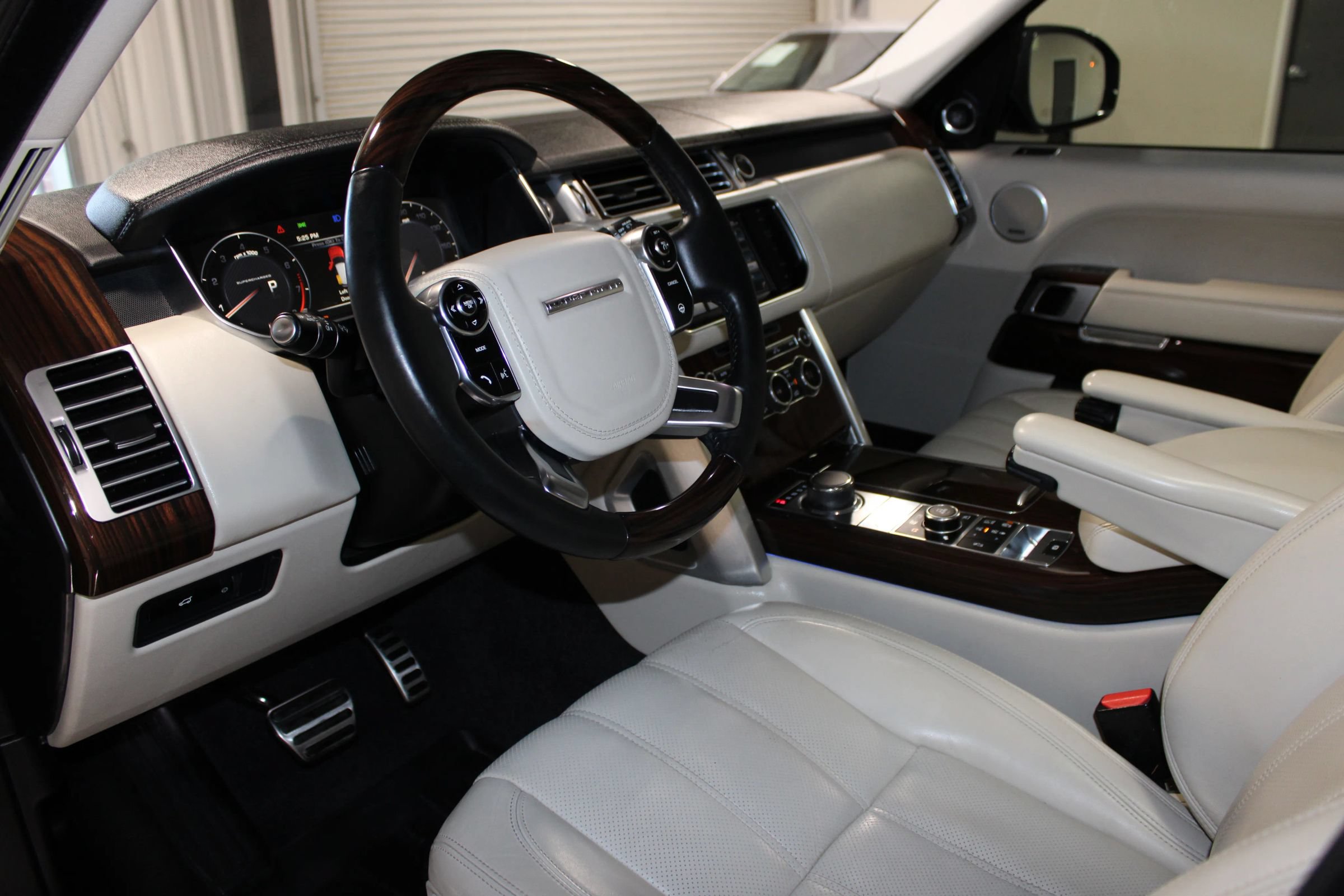 Used 2014 Land Rover Range Rover Supercharged AWD/4WD image 26