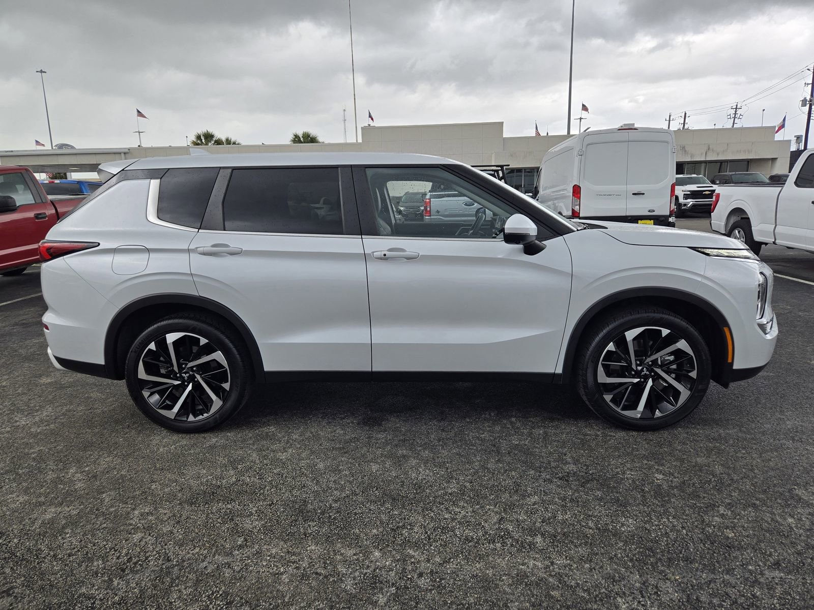 Used 2024 Mitsubishi Outlander SE image 4