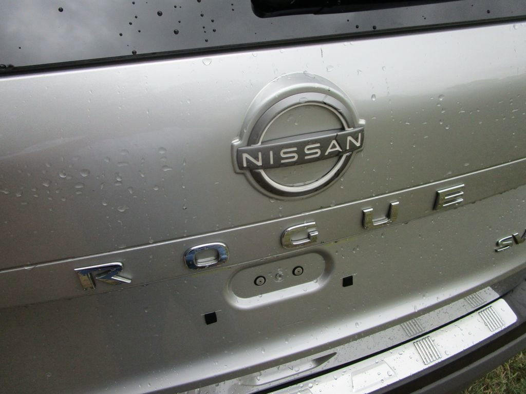 Used 2023 Nissan Rogue SV image 9