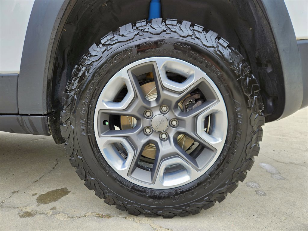 Used 2019 Jeep Cherokee Trailhawk AWD/4WD image 5