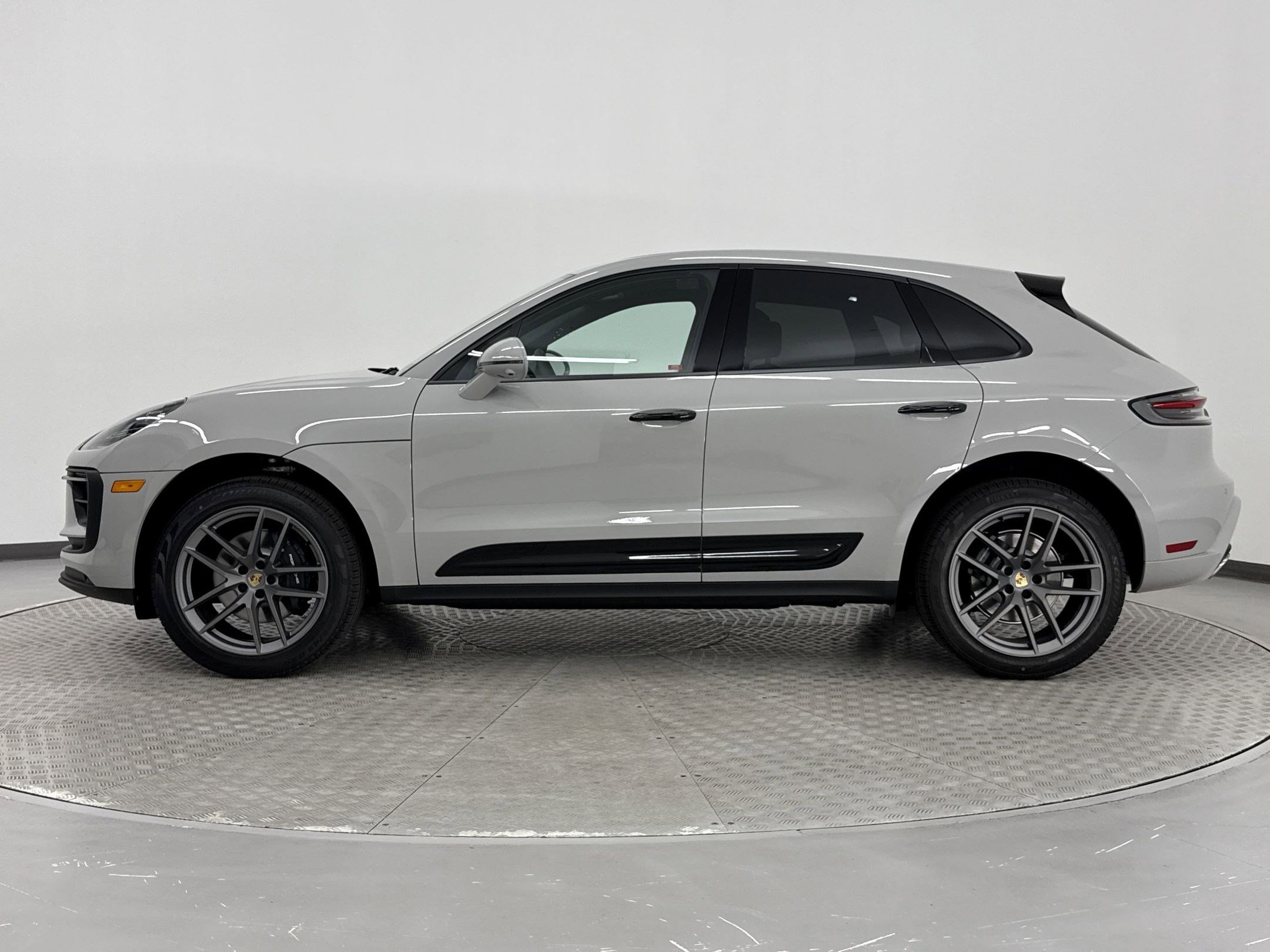 Used 2025 Porsche Macan image 2