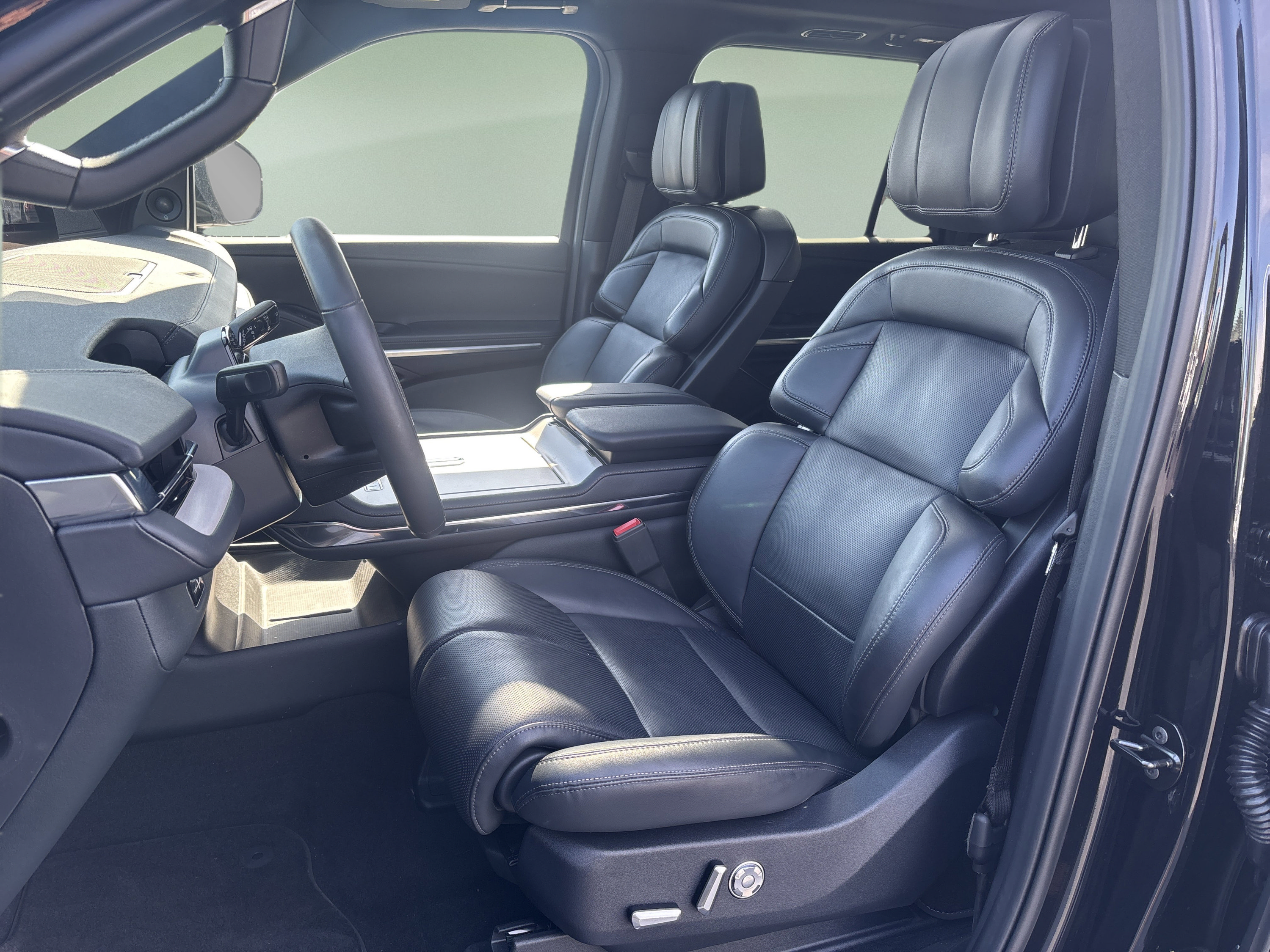 New 2025 Lincoln Navigator Reserve w/ Jet Appearance Package AWD/4WD image 11