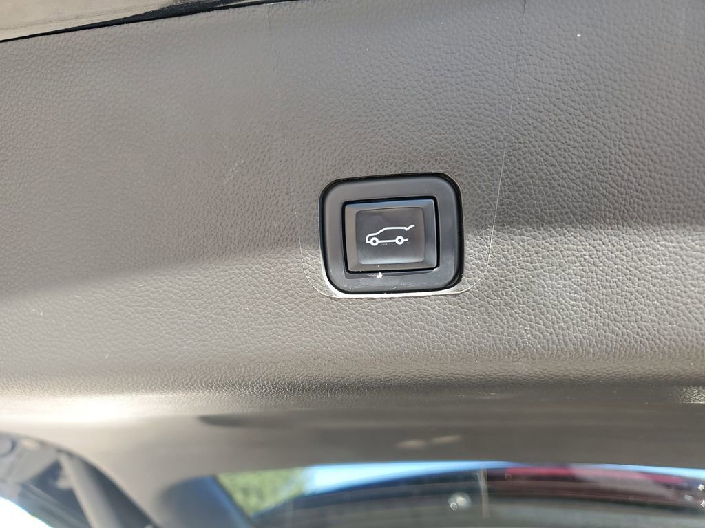 Used 2023 Chevrolet Traverse LT image 16