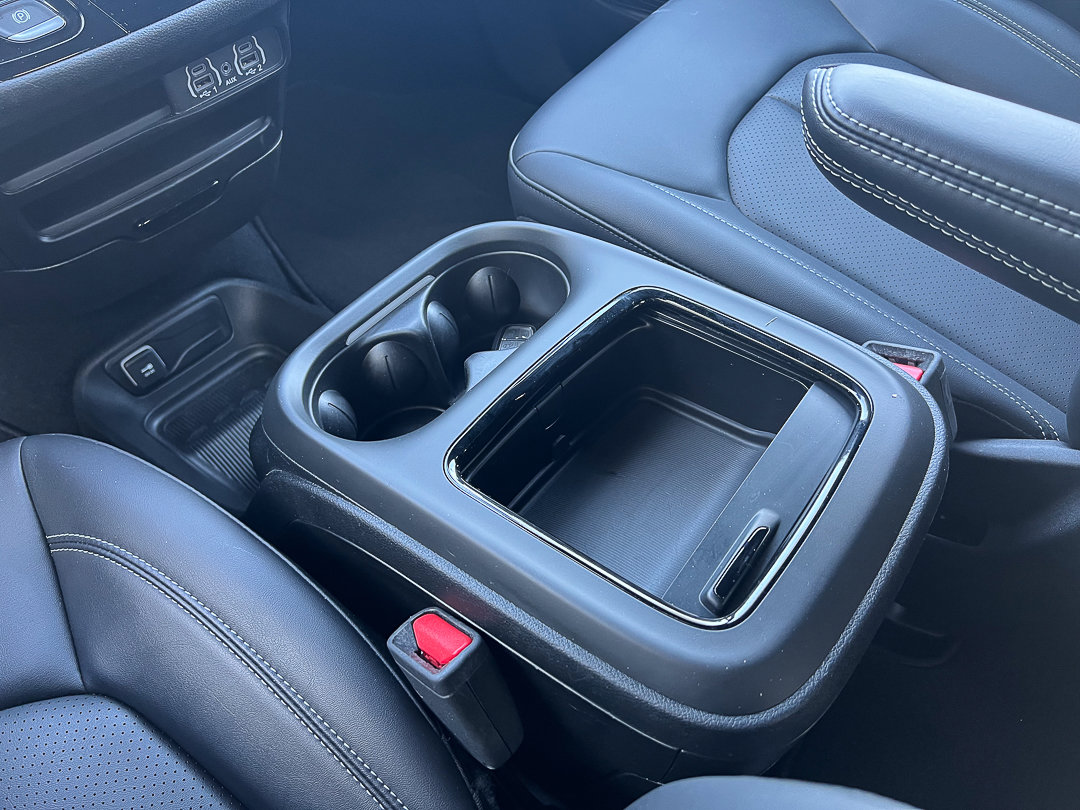 Used 2024 Chrysler Pacifica Limited image 28