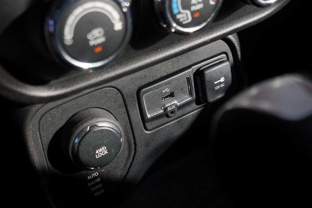 Certified 2017 Jeep Renegade Latitude AWD/4WD image 27