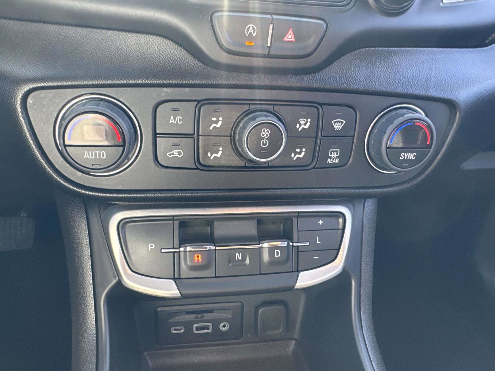 Used 2024 GMC Terrain SLT AWD/4WD image 28