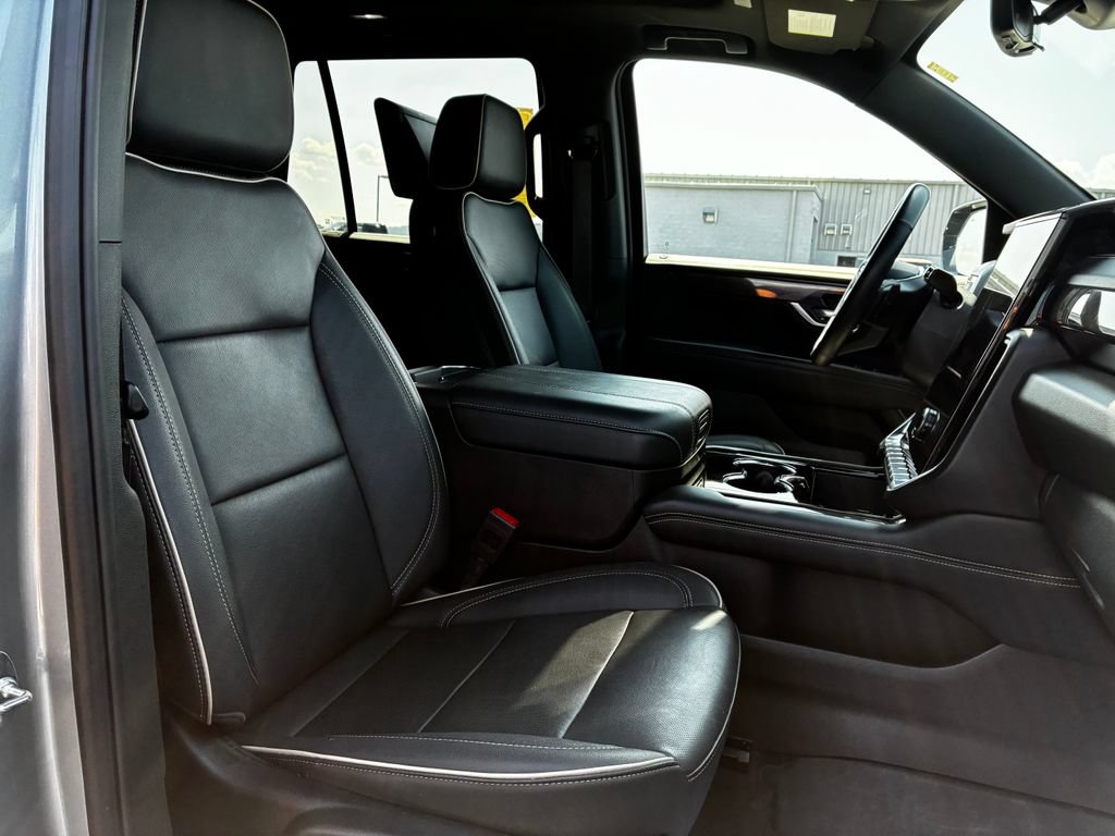 Used 2025 GMC Yukon Elevation w/ Elevation Premium Package AWD/4WD image 22