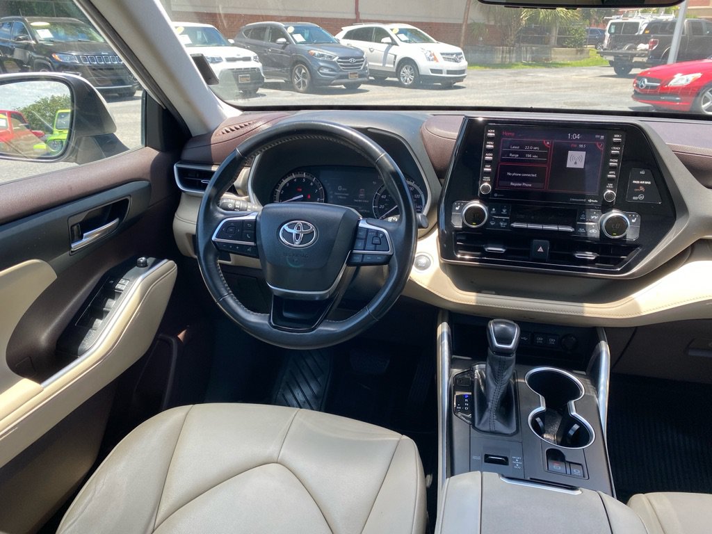 Used 2020 Toyota Highlander XLE FWD image 19