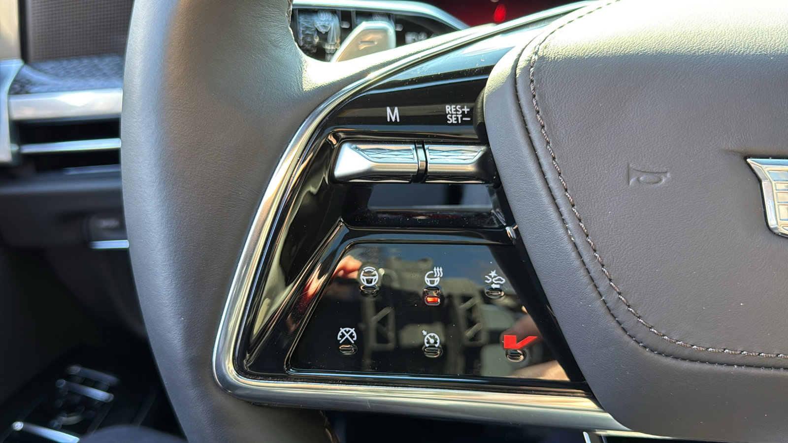 Certified 2025 Cadillac Escalade ESV V image 16