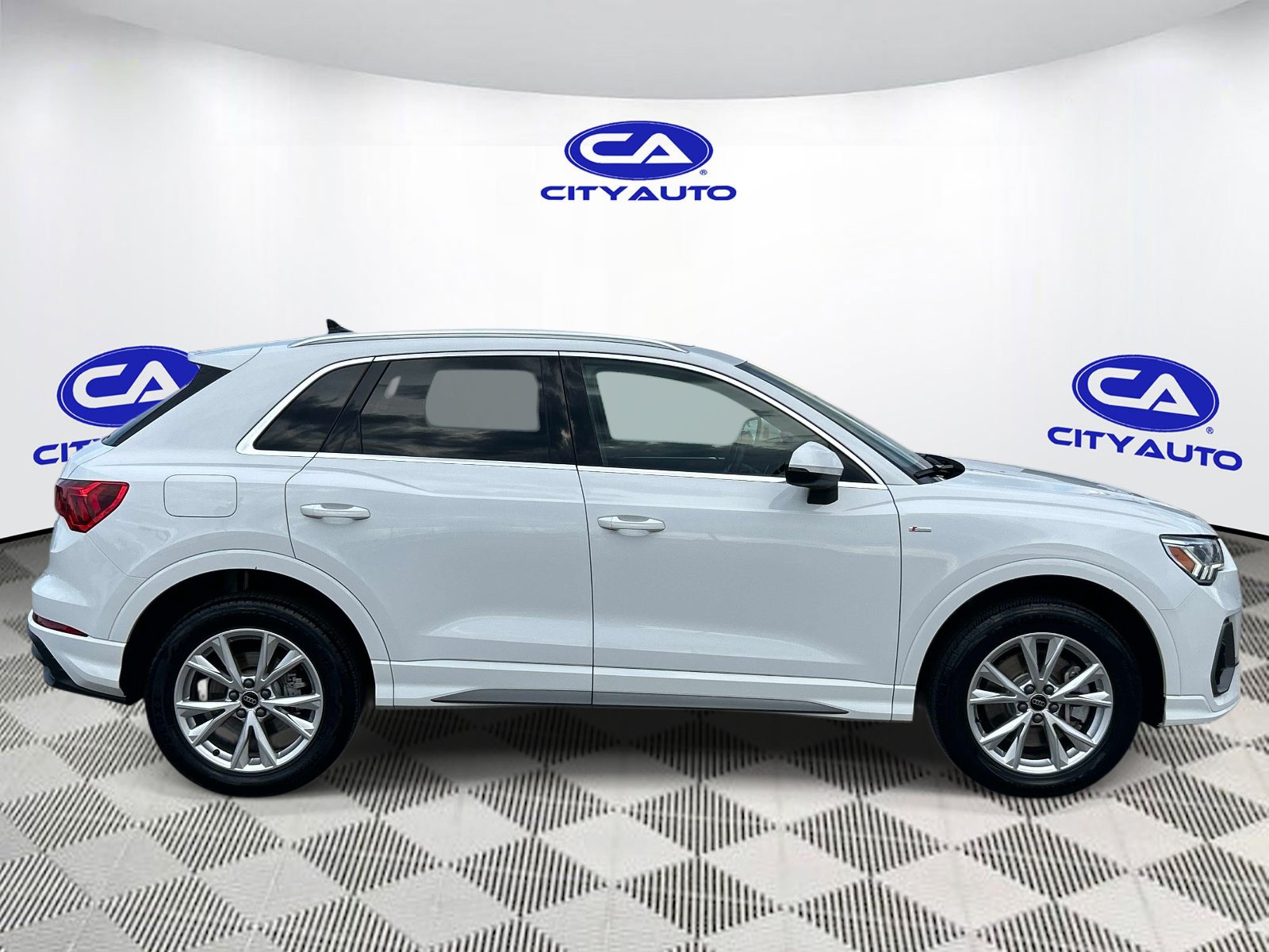 Used 2025 Audi Q3 2.0T Premium AWD/4WD image 2