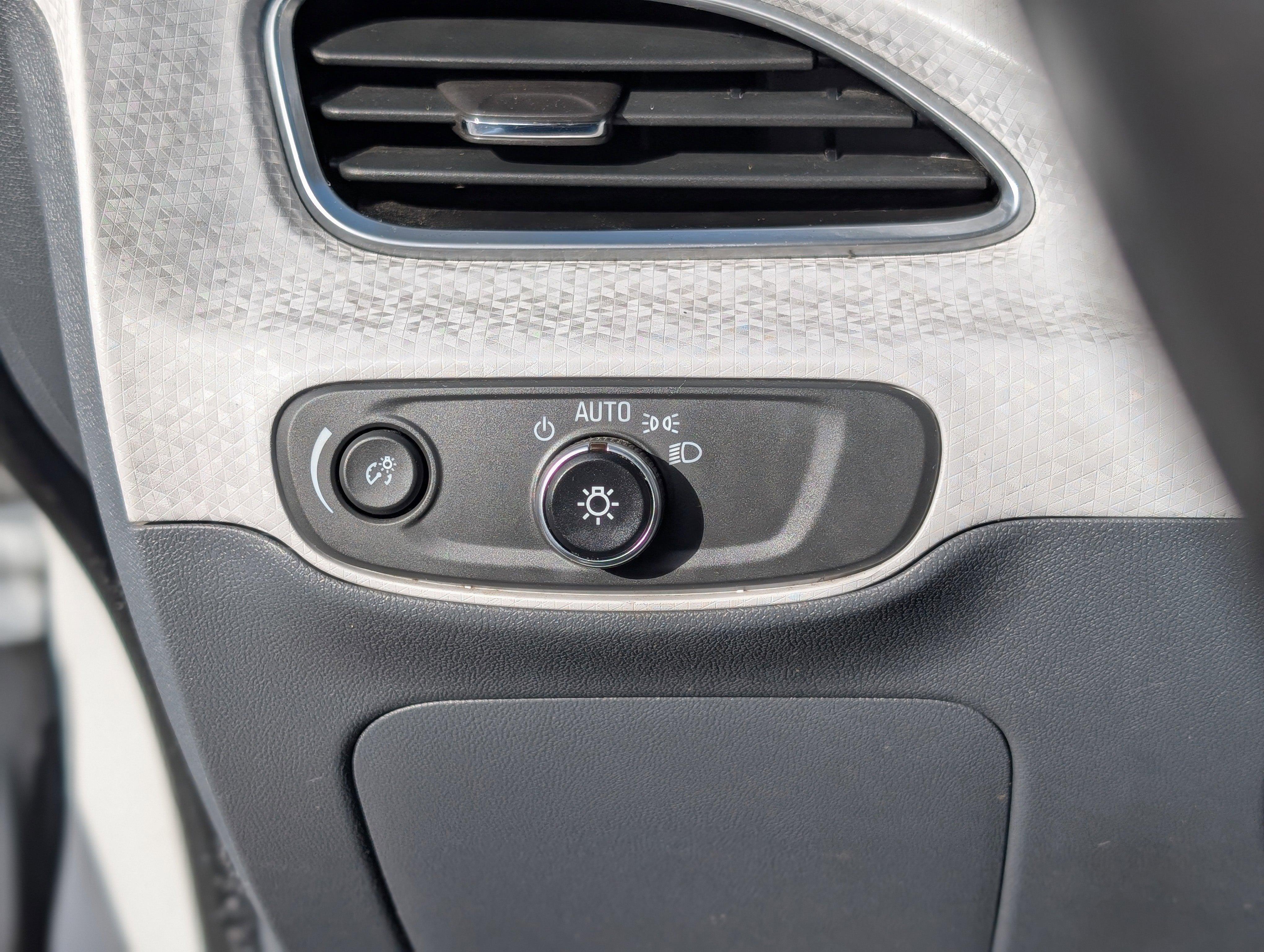 Used 2017 Chevrolet Bolt LT image 26